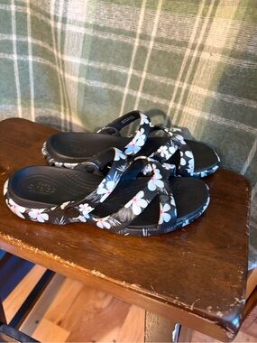 CROCS Meleen Black Floral Cross-Strap Sandals
